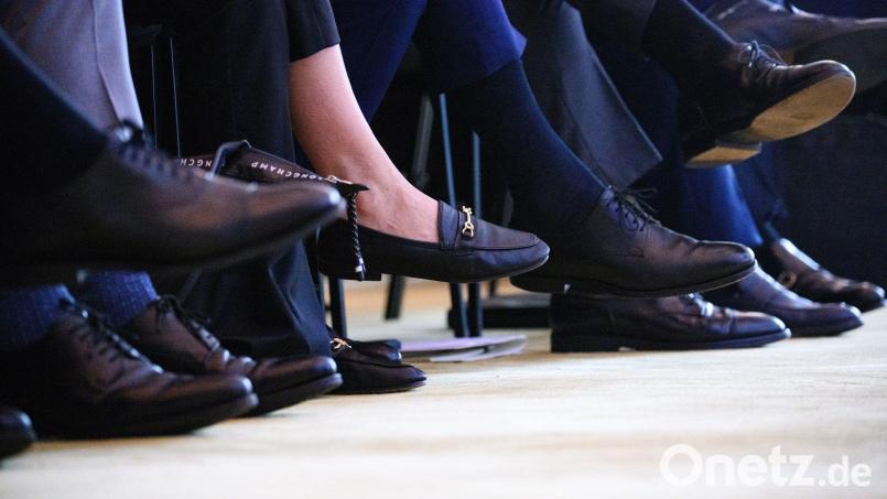 Frauen sind in der Politik unterrepräsentiert. Da Frauen noch immer vorrangig für die Kinderbetreuung zuständig sind, bekommen sie Familie, Haushalt, Arbeit und politisches Engagement weniger gut unter einen Hut als Männer. Symbolbild: Bernd von Jutrczenka/dpa