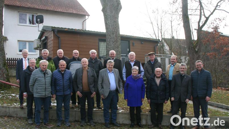 Die geehrten Jubilare der Raiffeisenbank Hirschau eG mit den Bankvorständen Michael Hirmer (rechts) und Klaus Wild (links). Bild: wfw