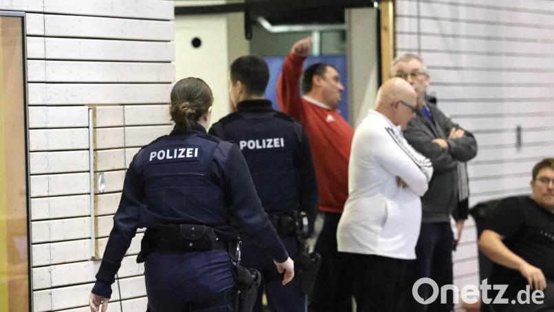 Bei der Bezirksmeisterschaft der U19-Futsaler in Hof musste die Polizei anrücken. Bild: M. Miedl