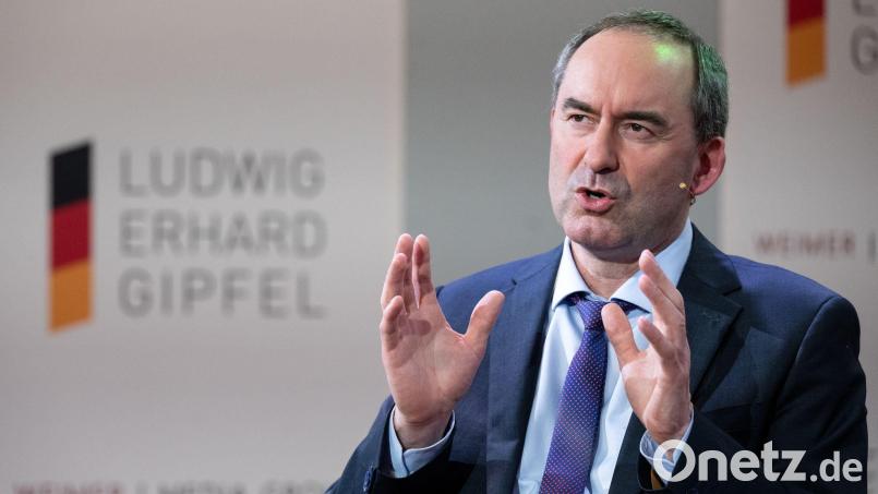 In früheren Jahren kam Bayerns Wirtschaftsminister Hubert Aiwanger gerne und regelmäßig zum Erhard-Gipfel an den Tegernsee - in diesem Jahr hat er sich noch nicht final entschieden. (Archivbild) Bild: Sven Hoppe/dpa