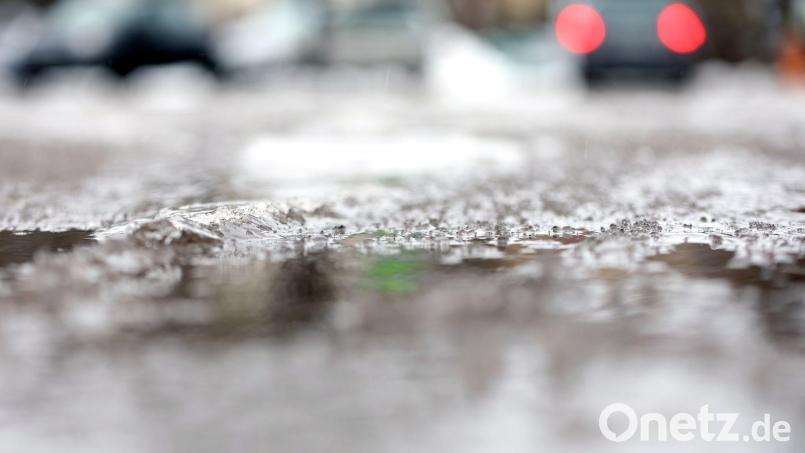 Notaufnahmen sind in den Monaten Januar und Februar besonders gefordert: Es gibt viele Unfälle wegen Glatteis. Fußgänger rutschen aus und stürzen, Autofahrer kommen von der Fahrbahn ab. Symbolbild: Karl-Josef Hildenbrand/dpa