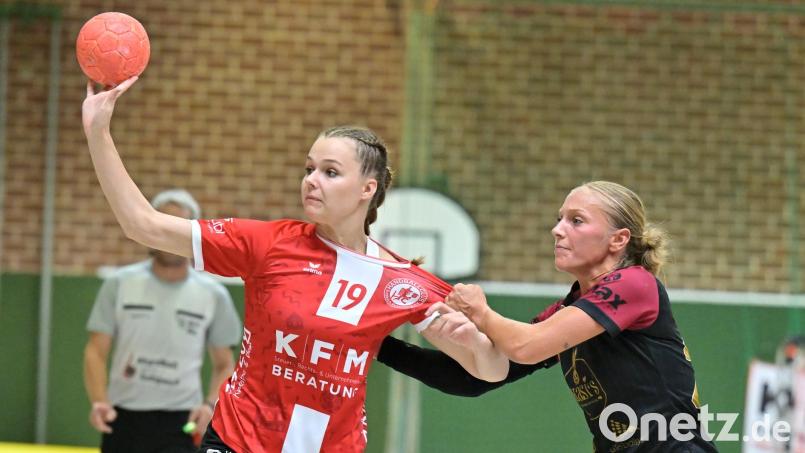 Anna Last (links) vom HC Sulzbach-Rosenberg in Aktion. Die 20-Jährige hat sich beim HC toll entwickelt. Archivbild: Hubert Ziegler