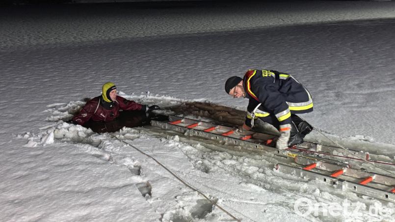 Die Feuerwehr kann Standardausrüstung für die Eisrettung nutzen: Über zwei Leitern, nebeneinander aufs Eis gelegt und mit Seilen gesichert, gelangt der Retter an die Einbruchstelle. Bild: Heike Unger