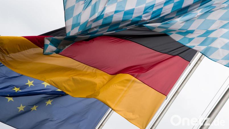 Alle drei Hymnen will Söder künftig bei Zeugnisverleihungen singen lassen. (Symbolbild) Bild: picture alliance / Peter Kneffel/dpa