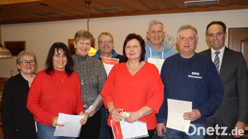 Für ihren Einsatz beim Blutspenden und dem Sammeln für die Kriegsgräberfürsorge bekamen Gunda Bär, Marianne Kölbel, Michael Schuster, Sabine Lowa, Matthias Häckel und Ingo Schuster (ab zweite von links) eine Auszeichnung. Ganz links die Rot-Kreuz-Vorsitzende Sabine Bogner, ganz rechts Bürgermeister Hans-Jürgen Strehl. Bild: gru