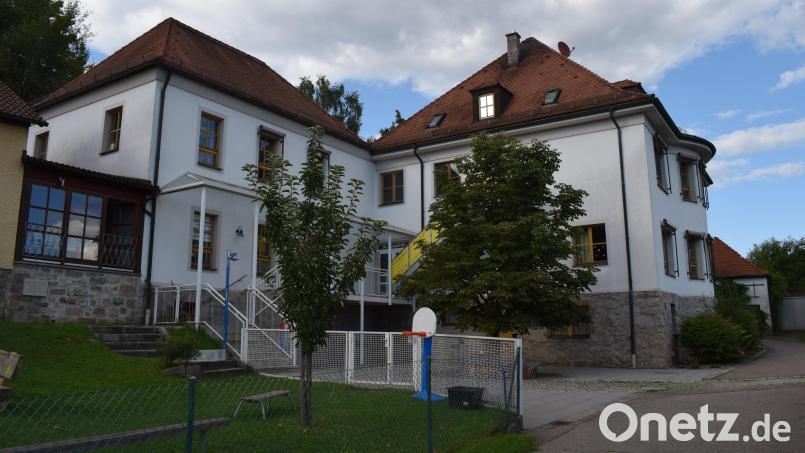 Der Kindergarten St. Angelus ist eine von drei Kinderbetreuungseinrichtungen der Stadt Nabburg. Zur Finanzierung der Einrichtungen müssen ab dem 1. September 2026 die monatlichen Betreuungsbeiträge angehoben werden. Bild: bnr