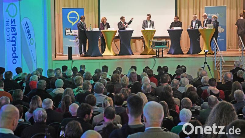 Am 3. Februar werden bis zu sieben Oberbürgermeister-Kandidaten bei Oberpfalz-Medien Rede und Antwort stehen. Das Bild zeigt die Podiumsdiskussion des Jahres 2020 – damals mit fünf Kandidaten. Archivbild: Gabi Schönberger