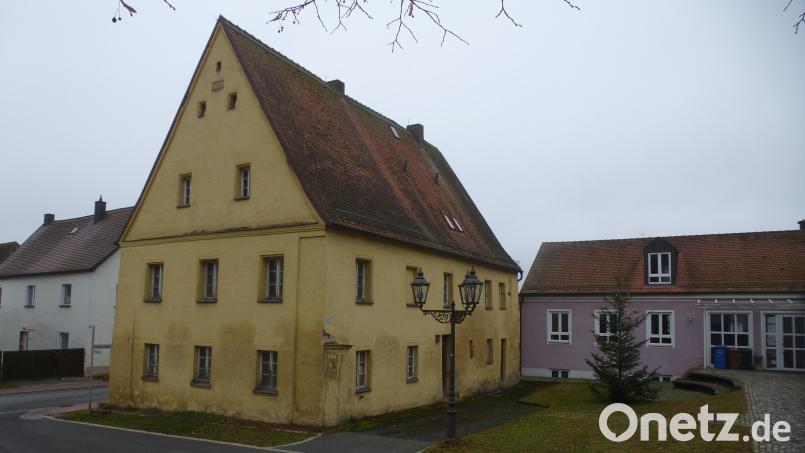 Das 1554 erbaute evangelische Pfarrhaus ist seit den Brandkatastrophen im 18.Jahrhundert das älteste Gebäude im Markt. 28 Geistliche haben darin gewohnt. Rechts im Hintergrund steht das 1997 errichtete neue Gemeindehaus. Bild: Siegfried Bock