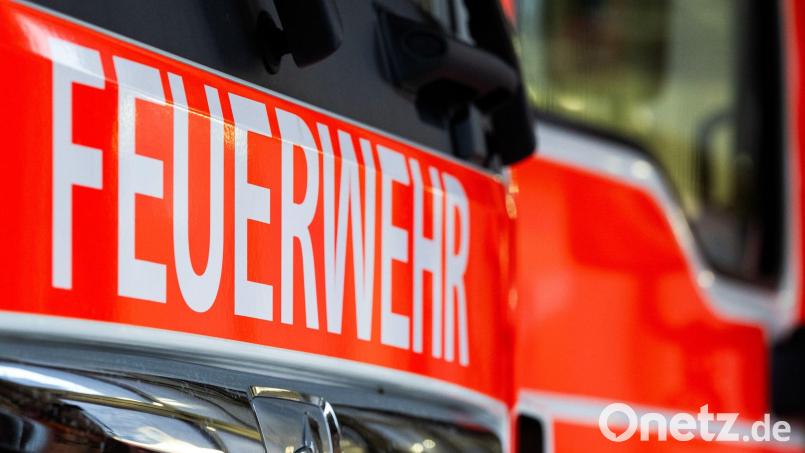 Feuerwehrleute führen mehrere Messungen in dem Kulturzentrum durch. (Symbolbild) Bild: Soeren Stache/dpa