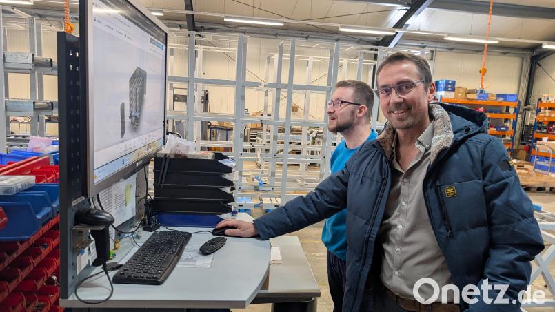 Josef Metz (rechts) geht mit seinem Mitarbeiter Michael Weiß nochmals den Konstruktionsplan für eine Maschine durch. Bild: wüw