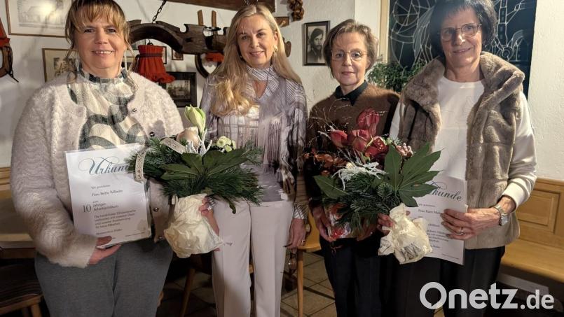 Das Modezentrum Müller in Weiden ehrt langjährige Mitarbeiter für ihre Treue und ihr Engagement. Bild: Modezentrum Müller