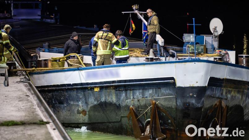 Einsatzkräfte brachten vorsorglich eine Ölsperre an dem havarierten Schiff an. Bild: David Oßwald/News5/dpa