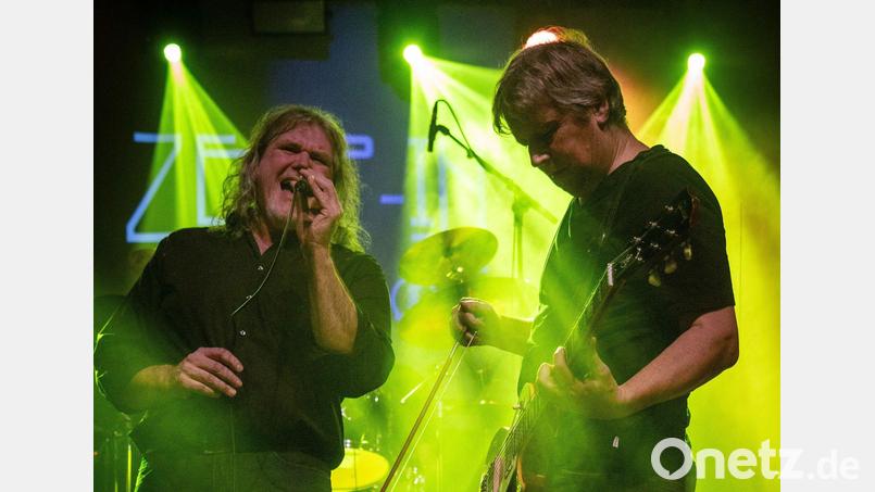 Die Musiker von Zepp-In haben es sich zur Aufgabe gemacht, die Zuhörer mit auf eine bis zu dreistündige Zeitreise zu nehmen, bei der über fünf Jahrzehnte Musikgeschichte lebendig werden. Bild: Zepp-In/exb