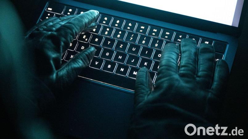 Die Zentralstelle Cybercrime in Bamberg hat Anklage gegen einen 34-Jährigen erhoben. (Symbolbild) Bild: Philip Dulian/dpa