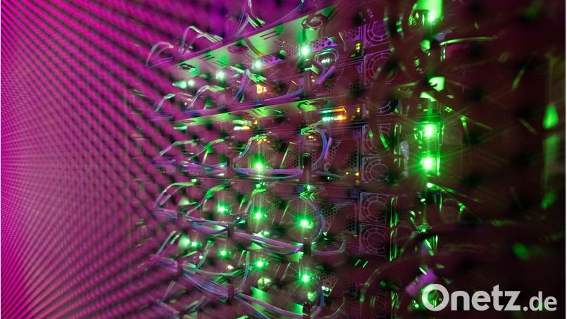 Der Datenbedarf im Digitalzeitalter steigt und steigt, daher werden Rechenzentren immer wichtiger. (Symbolbild) Bild: Sebastian Gollnow/dpa