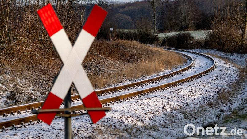 An einem Bahnübergang war ein Gleis gebrochen. (Symbolbild) Bild: Axel Heimken/dpa