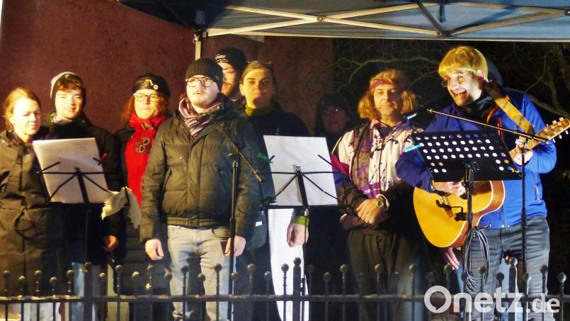 Der gemischte Chor von Kulturkastl unter der musikalischen Leitung von Cliff Rüdinger-Härlin brachte mit seinen Liedern vom Kastler Recht und Wieder Koana das Publikum trotz der naßkalten Witterung in beste Stimmung. Bild: jp