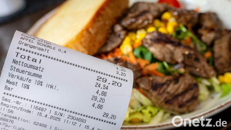 Trotz weiter hoher Preise wollen viele künftig öfter essen gehen. (Archivbild) Bild: Sina Schuldt/dpa