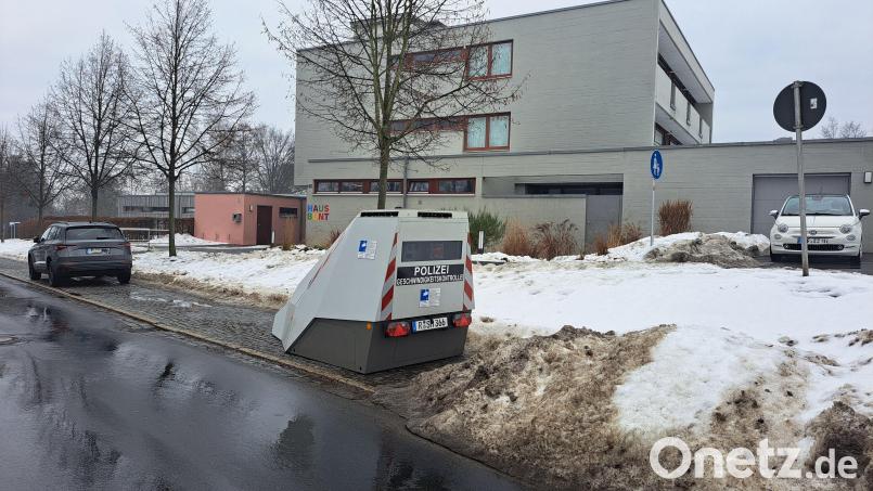 Vor dem Kinderhaus Kunterbunt in Tirschenreuth steht derzeit ein Blitzer. Die Verkehrspolizei Weiden überwacht mit diesem Anhänger zum ersten Mal den Verkehr in der Kreisstadt. Bild: Jasmin Bauer