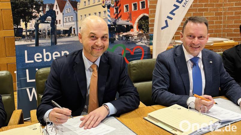 Oberbürgermeister Jens Meyer und Christian Biegert, Geschäftsführer VINCI Facilities, bei der offiziellen Vertragsunterzeichnung im Neuen Rathaus. Bild: Stadt Weiden