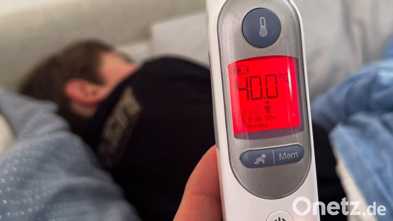 Eine Grippe beginnt meistens plötzlich mit Fieber oder einem deutlichen Krankheitsgefühl. (Symbolbild) Bild: Julian Stratenschulte/dpa