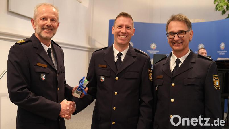 Polizeipräsident Thomas Schöniger (links) überreichte dem neuen Schwandorfer PI-Leiter Stefan Amann (Mitte) symbolisch "den grünen Stift" und verabschiedete seinen Vorgänger Reiner Wiedenbauer (rechts). Bild: Hirsch