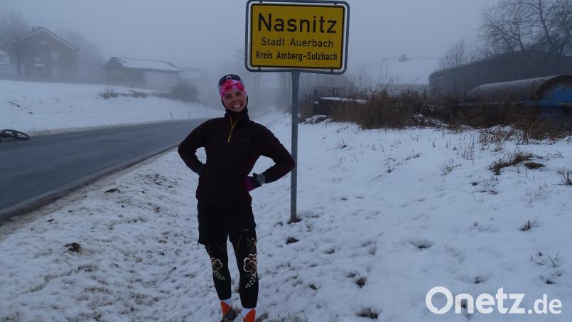 Extremsportlerin Joyce Hübner lief auf ihrem 227. Marathon in Folge durch Nasnitz, einen Gemeindeteil der Stadt Auerbach. Bild: Markus Müller