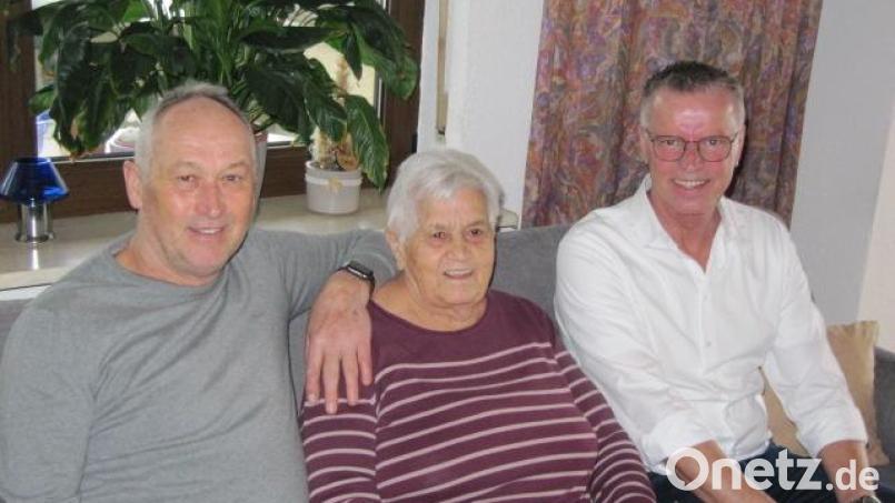 1.Bürgermeister Hermann Falk rechts gratuliert Elfriede Bosser zum 85. Geburtstag, links ihr Sohn Wolfgang. Bild: fg