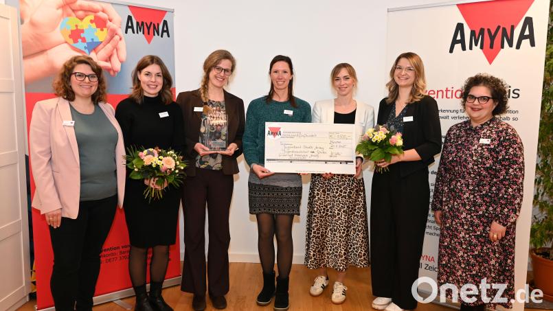 Manuela Soller (AMYNA) und Marianna Neugirg (SkF) gratulieren Stefanie Drescher, Sabine Weber und Carolin Schröter vom Jugendamt der Stadt Amberg zum Präventionspreis. Glückwünsche kommen auch von Alina Benedikt (SkF) und Yvonne Oeffling (AMYNA). Bild: Stadt Amberg/Simone Plail