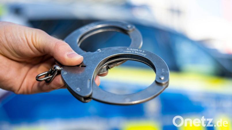 Der Verdächtige sitzt in Untersuchungshaft. (Symbolbild) Bild: David Inderlied/dpa