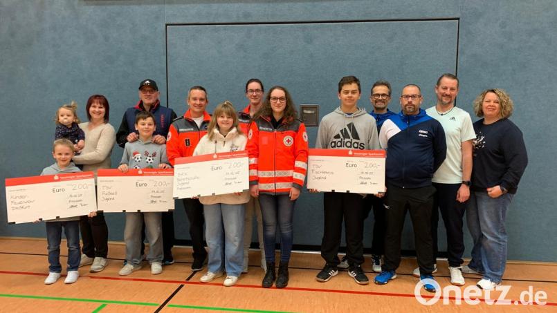 Vier Schecks mit jeweils 200 Euro haben engagierte Familien aus Pressath durch die Verpflegung beim Christkindlmarkt erwirtschaftet und an Vereine übergeben. Bild: Thomas Klösel