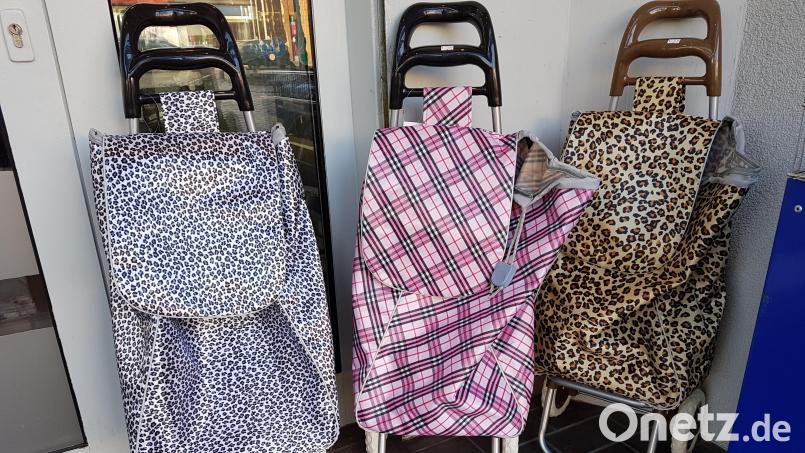 Drei Einkaufstrolleys stehen vor einem Supermarkt. Mit diesen stylischen Gefährten kann die rollende Einkaufshilfe unseres Autors nicht mithalten. Dennoch kann er sich Einkaufen ohne seinen Trolley nicht mehr vorstellen. Symbolbild: hkmedia - stock.adobe.com