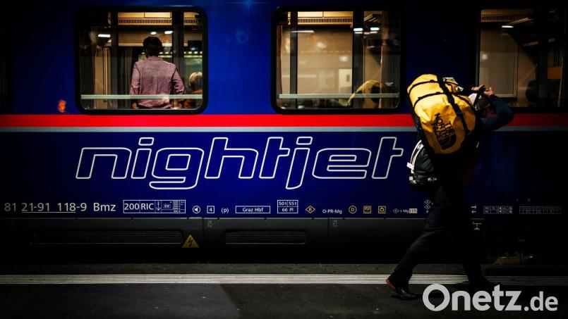 Zwei Nachtzüge standen in Franken für mehrere Stunden still, nachdem sie mit einer Streusalzkiste zusammengestoßen waren. (Symbolbild) Bild: Michael Buholzer/KEYSTONE/dpa