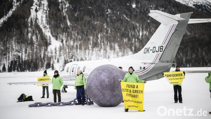 Im vergangenen Jahr hat Greenpeace in Davos gegen Privatflüge demonstriert. (Archivbild) Bild: Gian Ehrenzeller/KEYSTONE/dpa