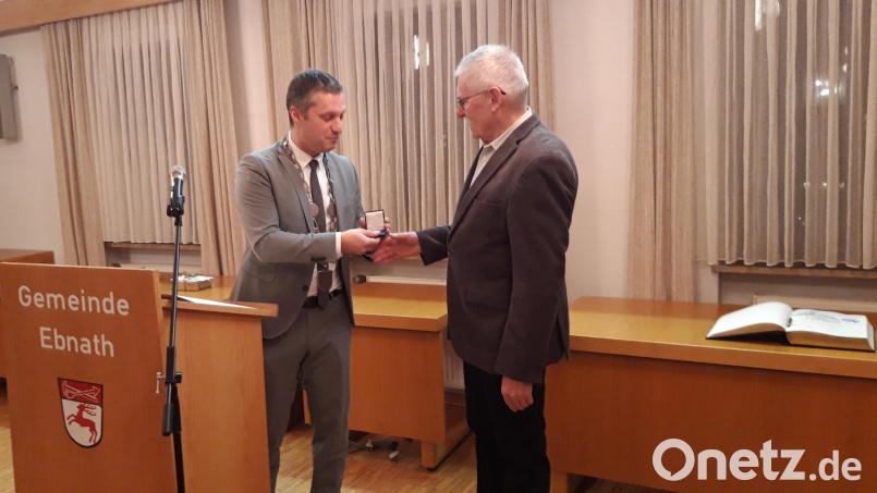 Bürgermeister Söllner (links) verleiht die Bürgermedaille an Hans Enders. Bild: wkr