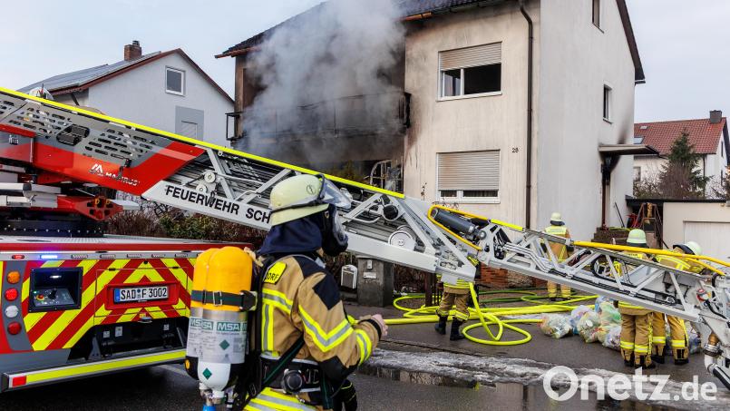 Aus dem Haus an der Falkenauer Straße dringt dichter Rauch. Löschtruppen unter Atemschutz gehen gegen das Feuer vor. Bild: Hösamer
