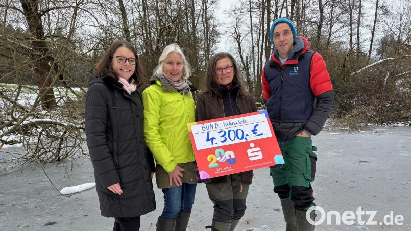 Die Sparkasse Amberg-Sulzbach unterstützt das Naturschutzprojekt Mertelweiher. Über die Spende freuen sich (von links) Vorstandsmitglied Sonja Kalb, Beate May, Michaela Menath und Horst Schwemmer. Bild: Sparkasse Amberg-Sulzbach/Kathrin Schmidt
