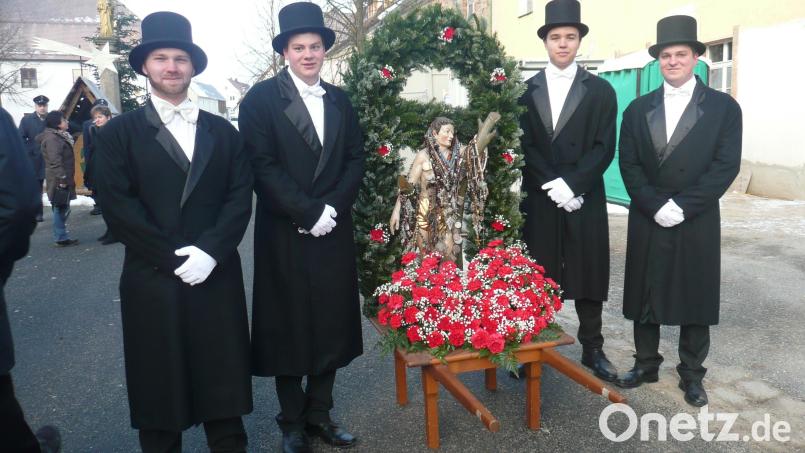 Sebastiansträger warten mit ihrer Sebastiansstatue auf den Einzug. Archivbild: amö