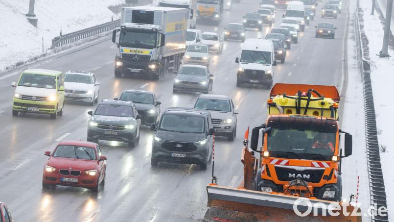 Auf den Autobahnen sind nach der Kälte der vergangenen Tage Schäden entstanden. (Symbolbild) Bild: Peter Kneffel/dpa
