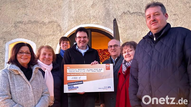 Stadtpfarrer Wolfgang Dietz (Mitte) und die Mitglieder des Frauenbundes freuen sich über die enorme Resonanz des "Adventzaubers" - und über die Spende der Stadt. Bürgermeister Reinhard Kreuzer (rechts) bekundete seine Wertschätzung für die Aktion. Bild: Karoline Wild