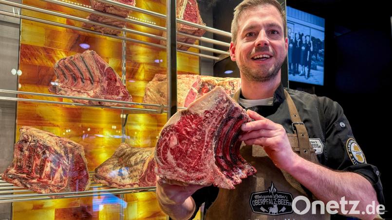 Johannes Lotter ist der Chef der größten Metzgerei in der Stadt. Der 37-Jährige ist nicht nur Metzgermeister, sondern auch Fleischsommelier – als solcher gibt er Kurse mit Tipps zum Grillen und dem richtigen Zuschneiden von Rind- und Schweinefleisch. Bild: Wolfgang Steinbacher