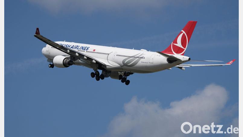 Eine Maschine von Turkish Airlines musste in Barcelona wegen einer "Gefahr an Bord" notlanden. (Archiv-Bild) Bild: Soeren Stache/dpa