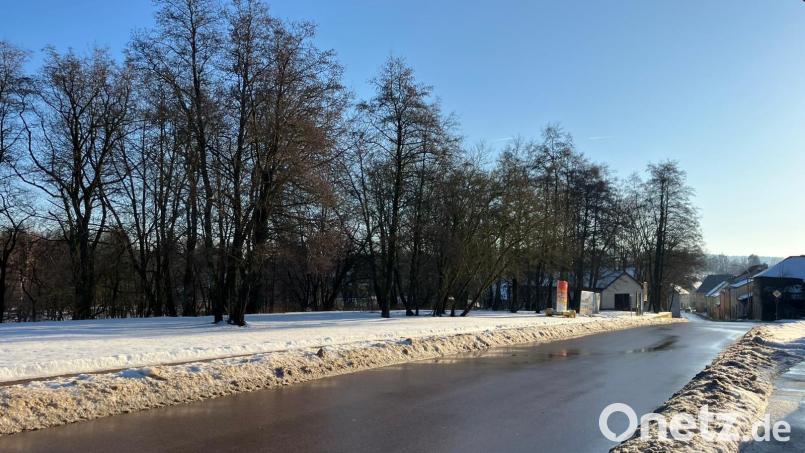 An der Dietersdorfer Straße in Schönsee, gegenüber der Einmündung in die Eslarner Straße (vorne rechts), siedelt sich auf dem Gelände "Alte Säge" ein großer Netto-Markt an. Der Stadtrat steht einstimmig hinter dem Projekt. Bild: Armin Ebnet