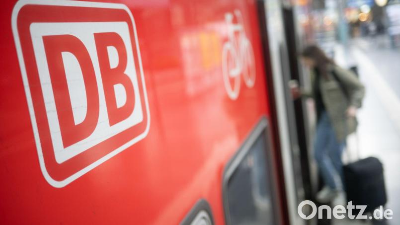 Beim Ausstieg aus einem Regionalexpress ist ein Mann in Würzburg unter den Zug geraten. (Symbolbild) Bild: Sebastian Gollnow/dpa