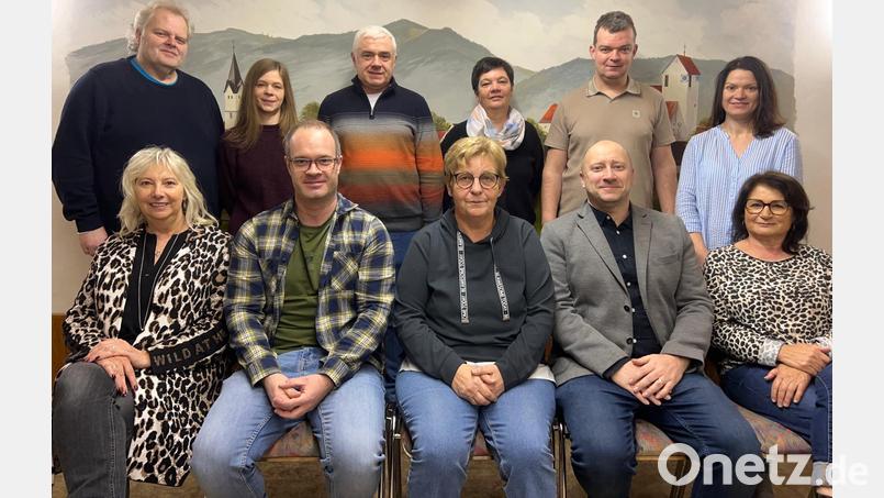 Diese Kandidaten treten für die Freie Wählergemeinschaft Trisching an: (im Hintergrund von links) Erich Amann, Thekla Wisgickl, Berthold Ries, Heidrun Luber, Daniel Hirmer und Cornelia Pröls sowie (sitzend von links) Cornelia Sommer, Florian Heinrich, Rosi Kurz, Jens Tölg und Gabi Gallenberger. Bild: Florian Heinrich