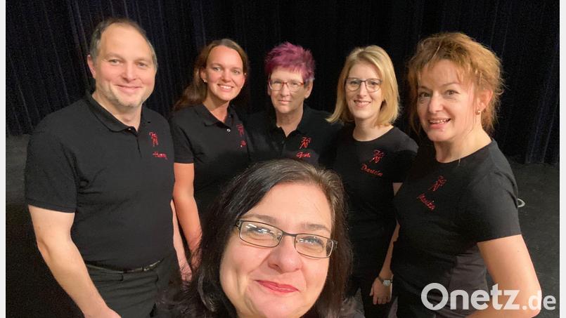 Die Nabburger Seniorengarde ist noch in zivil, in eigenen T-Shirts. Im Vordergrund Gerlinde Graja sowie Harald Simbeck, Marina Walz, Gerti Jetschmann, Daniela Hösl und Monika Rauch.(von links). Bild: Gerlinde Graja