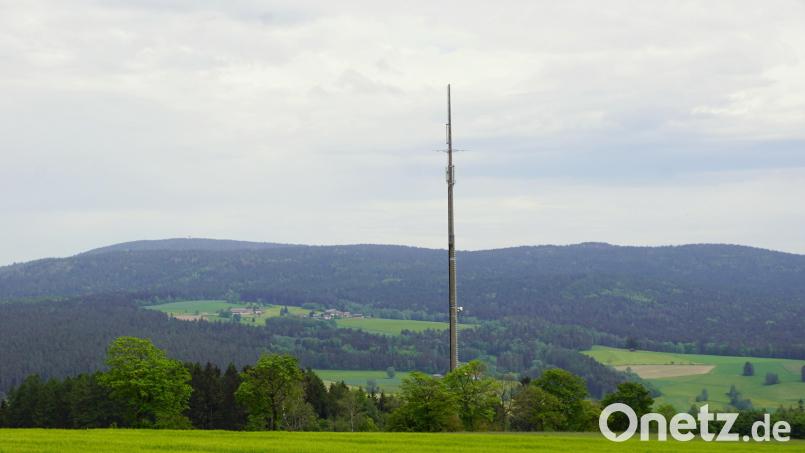 Unser Bild zeigt den Funkmast an der Straße zur Wallfahrtskirche Armesberg vom Mai 2024. Der neue Mast soll auf dem bestehenden Betriebsgelände errichtet werden. Den Abbau des bestehenden Masten fordert der Gemeinderat. Bild: bkr
