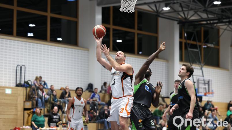 Vladimir Krysl (am Ball) fehlte im Hinspiel und wurde schmerzlich vermisst. Hinter seinem Einsatz in Jena steht noch ein Fragezeichen. Archivbild: Dieter Jäschke