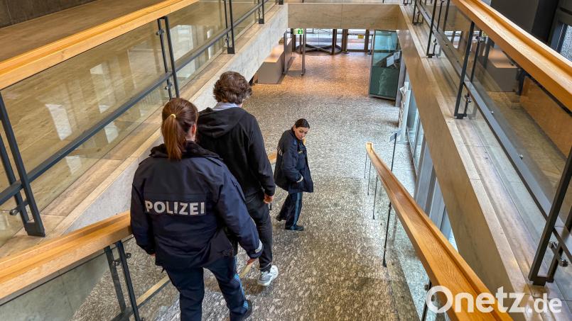 Polizeibeamtinnen führen den Angeklagten ab. Möglicherweise kommt er bald wieder auf freien Fuß. Bild: Hohlheimer
