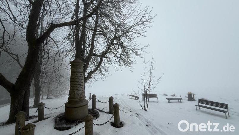 Wolkenverhangen präsentiert sich am Freitag nicht nur der Grenzkamm hier bei der Bötchersäule hoch über Bärnau. Wegen der deutschen Windkraftpläne droht auch das bayerisch-böhmische Verhältnis zu leiden. Bild: Gabi Schönberger